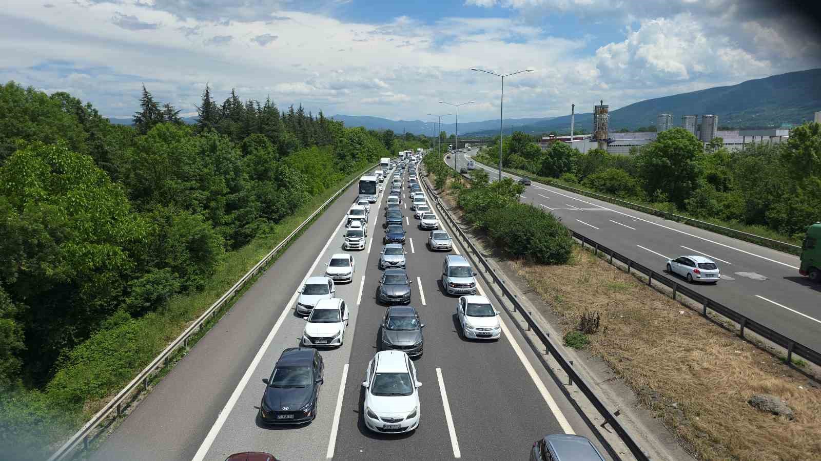 Kurban Bayramı tatilinin son gününde Düzce’de trafik durma noktasına geldi 4 kurban bayrami tatilinin son gununde duzcede trafik durma noktasina geldi 0 gGRiD97z