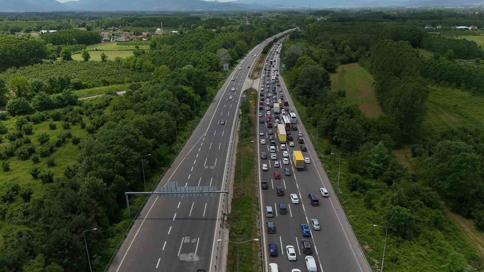 Kurban Bayramı tatilinin son gününde Düzce’de trafik durma noktasına geldi 5 kurban bayrami tatilinin son gununde duzcede trafik durma noktasina geldi 1 F6Gyqg2q