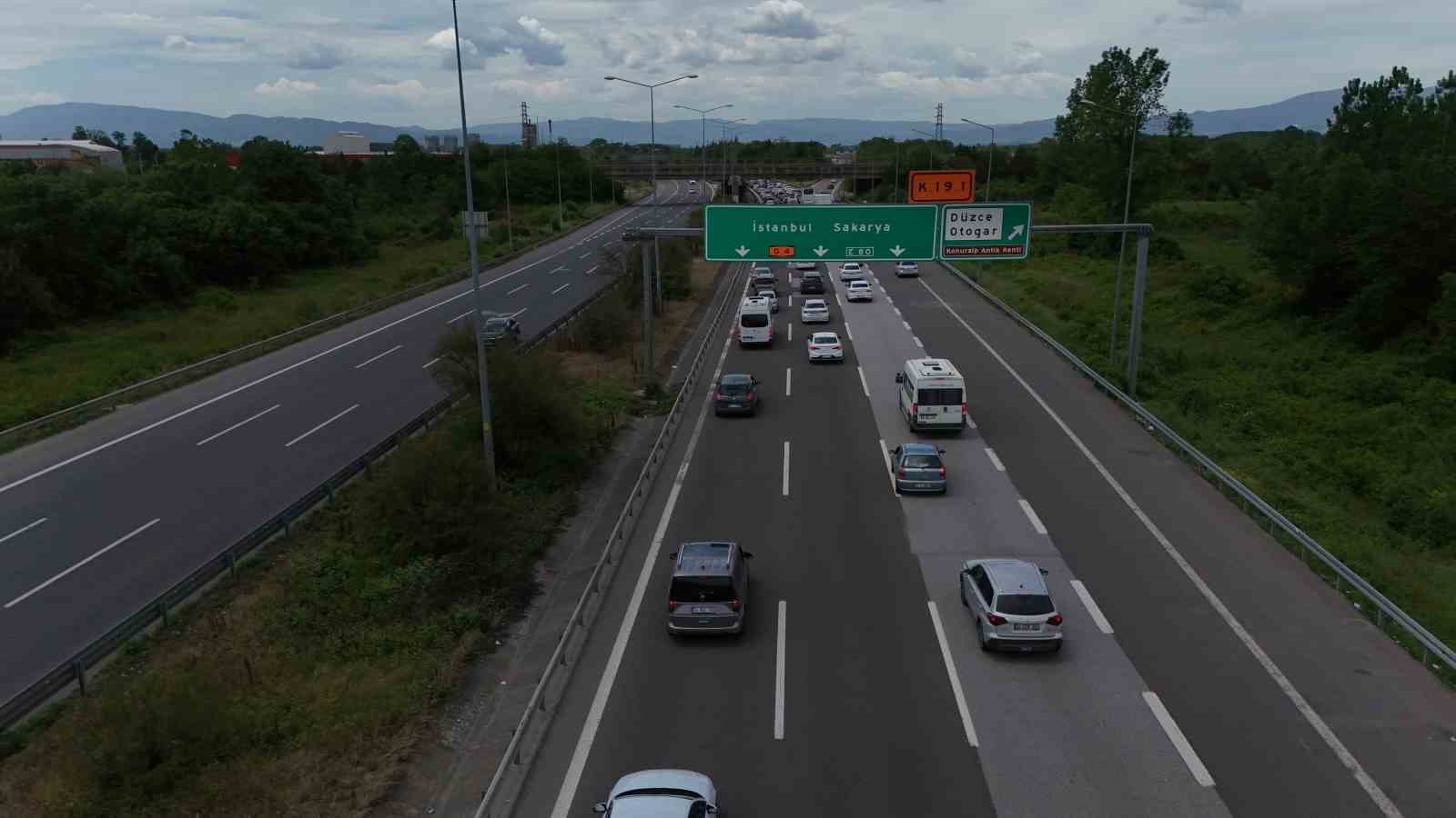 Kurban Bayramı tatilinin son gününde Düzce’de trafik durma noktasına geldi 7 kurban bayrami tatilinin son gununde duzcede trafik durma noktasina geldi 3 iIOj9Lcv