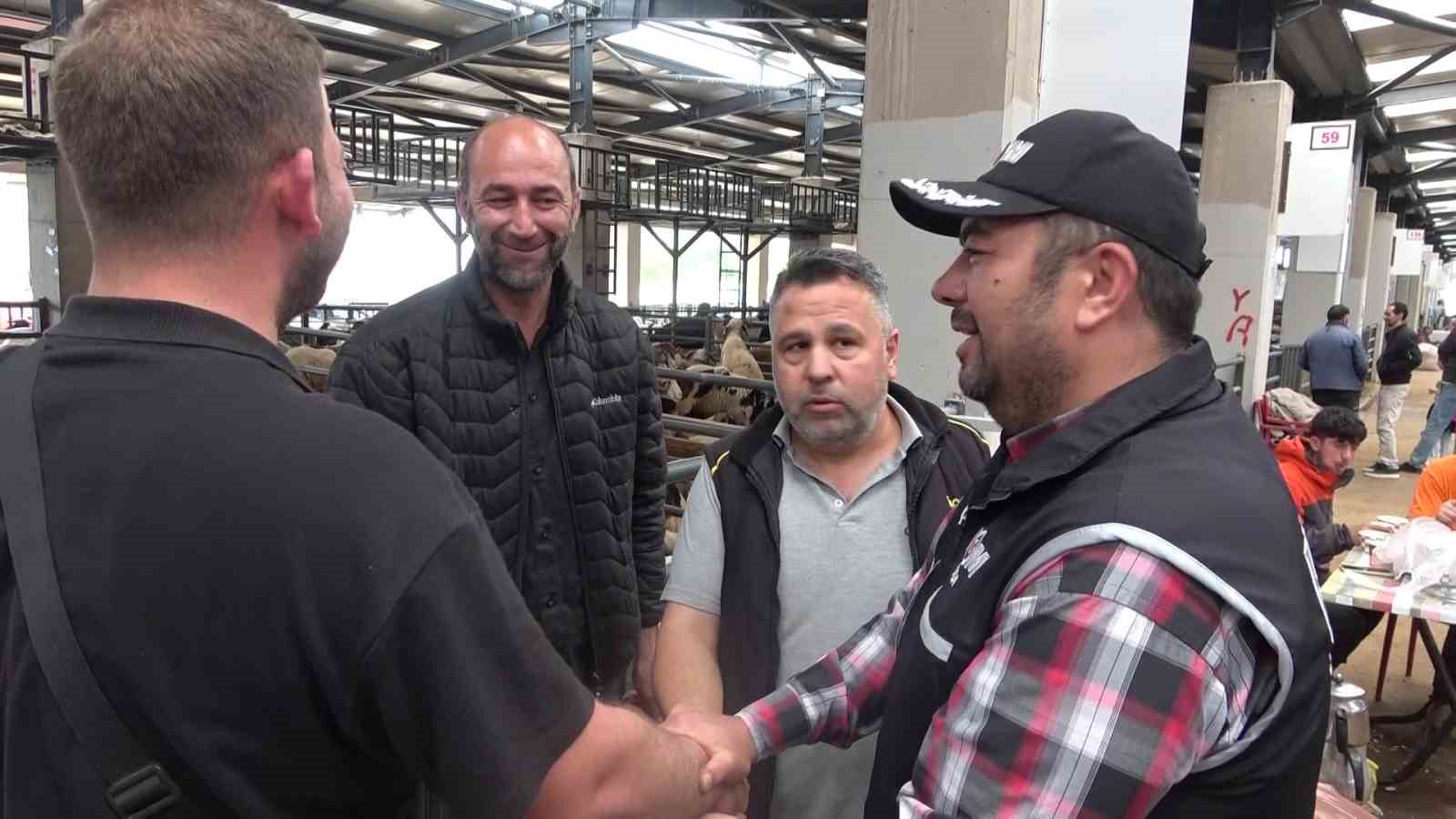 Kurban pazarında güldüren anlar :Mali Polis çetin pazarlığa dahil oldu 4 kurban pazarinda gulduren anlar mali polis cetin pazarliga dahil oldu 0 3lqd6N1p