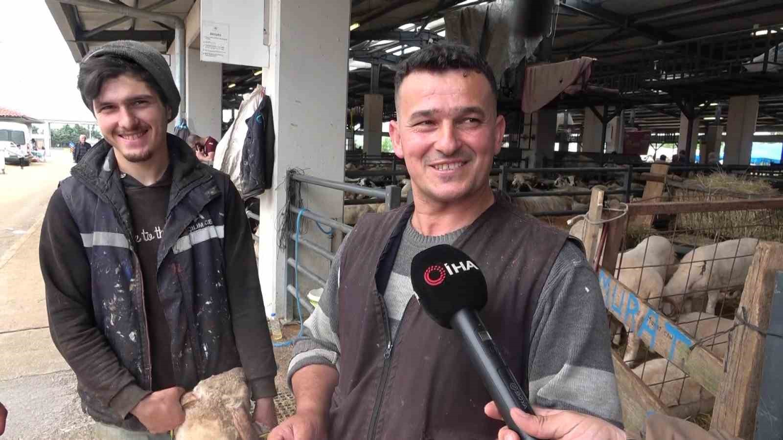 Kurban pazarında güldüren anlar :Mali Polis çetin pazarlığa dahil oldu 11 kurban pazarinda gulduren anlar mali polis cetin pazarliga dahil oldu 7 YL6q9gYP