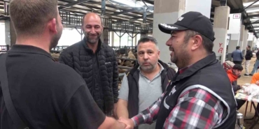 kurban-pazarinda-gulduren-anlar-mali-polis-cetin-pazarliga-dahil-oldu-8zmw6lrT.jpg
