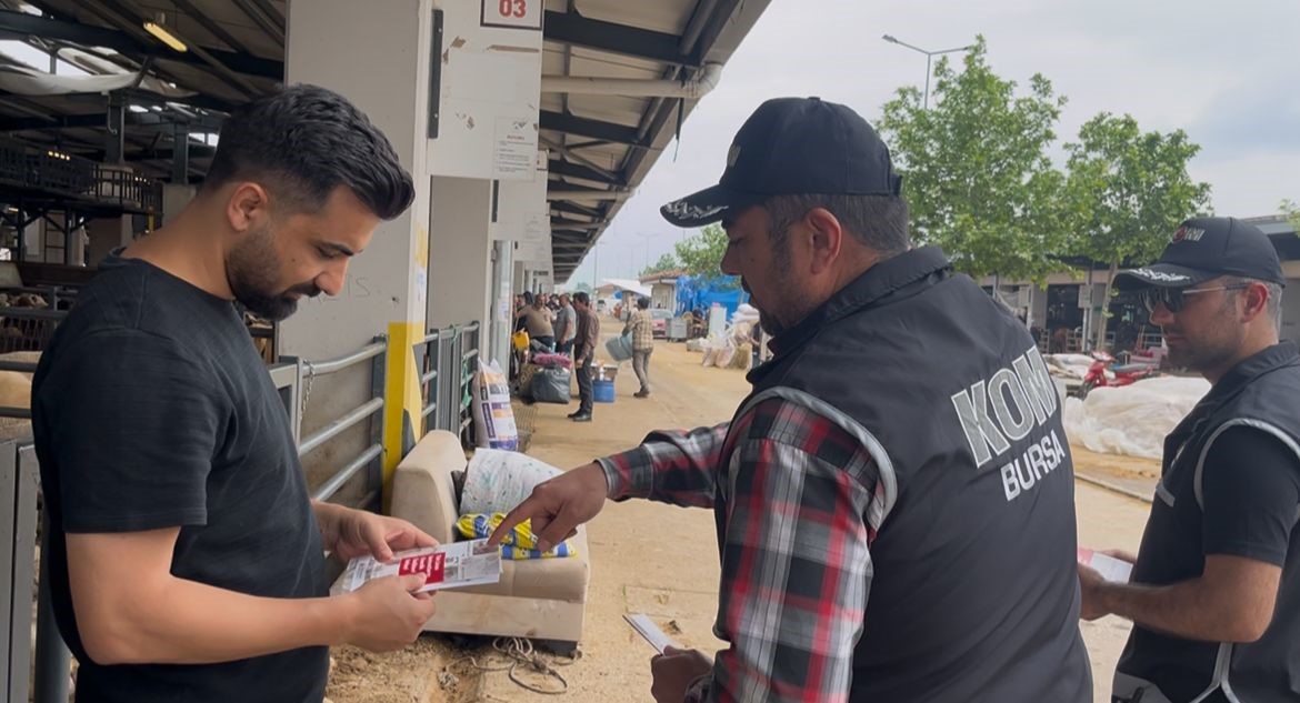 Kurban pazarında güldüren anlar...Mali Polis çetin pazarlığa dahil oldu 6 kurban pazarinda gulduren anlarmali polis cetin pazarliga dahil oldu 2 yI7vTDIn