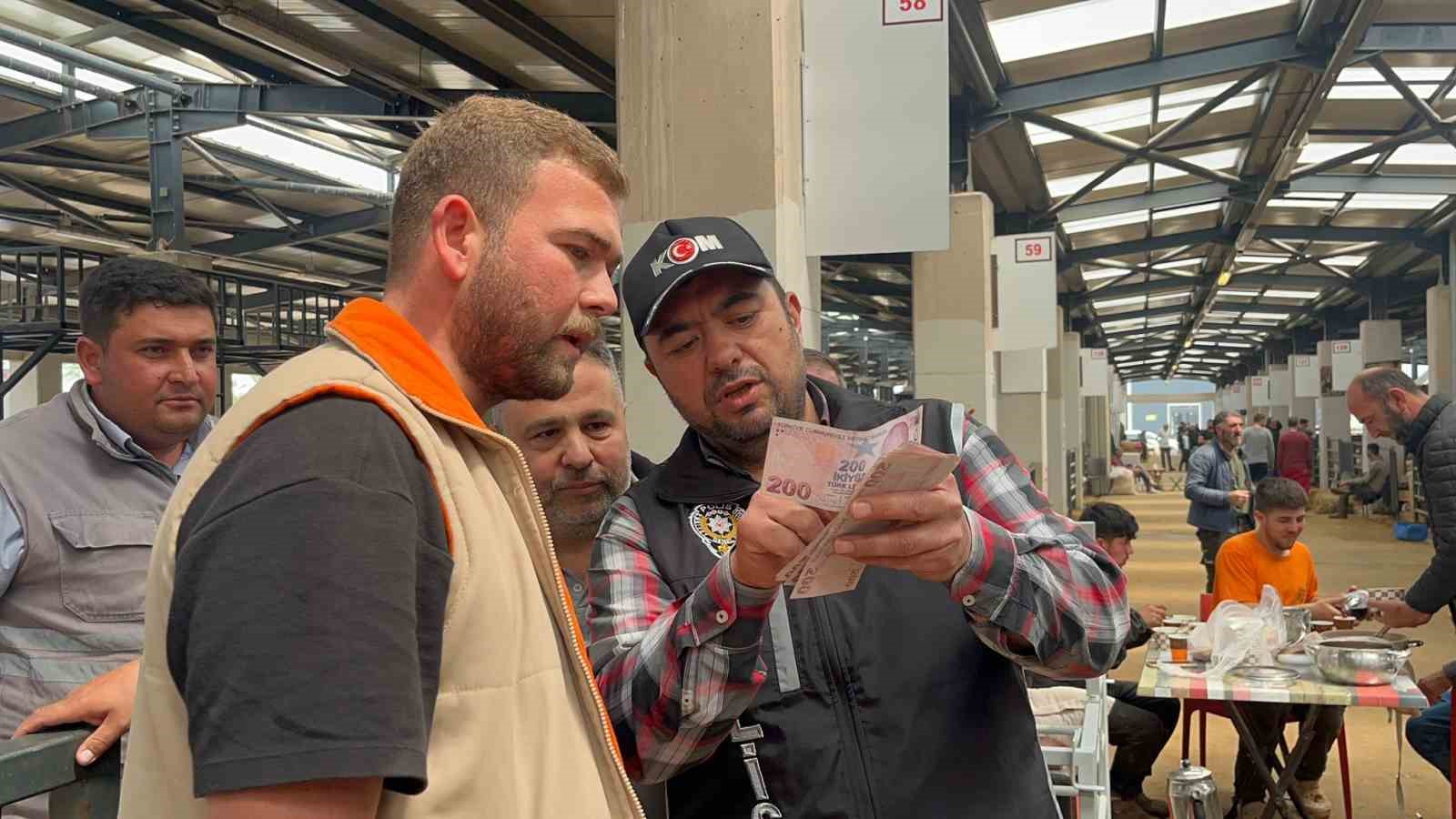 Kurban pazarında güldüren anlar...Mali Polis çetin pazarlığa dahil oldu 8 kurban pazarinda gulduren anlarmali polis cetin pazarliga dahil oldu 4 YhkABpJX
