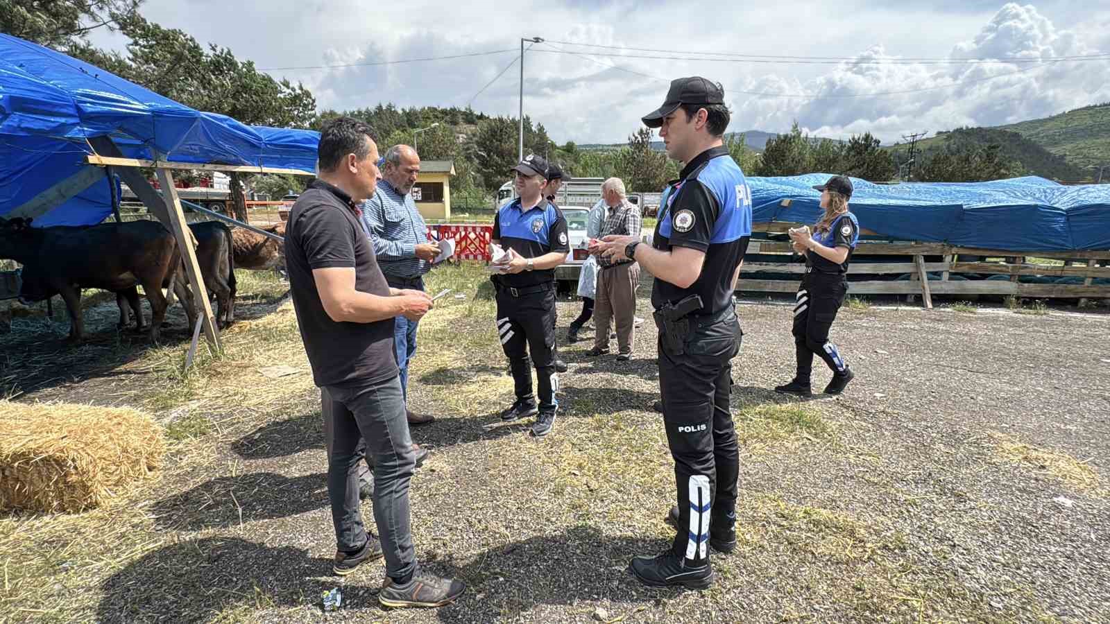 kurban pazarindaki yerlerini alan besicilere sahte para uyarisi 10 Hn2g7MiU