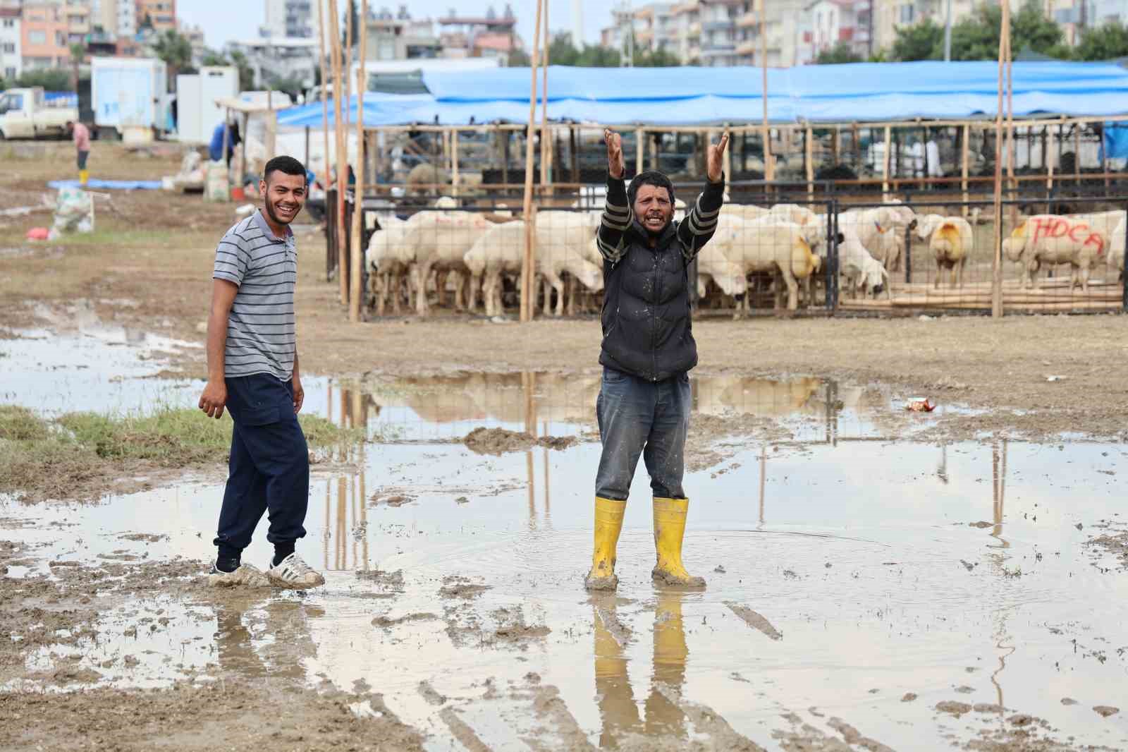 kurban pazarlarini su basti besiciler belediyeye isyan etti 2