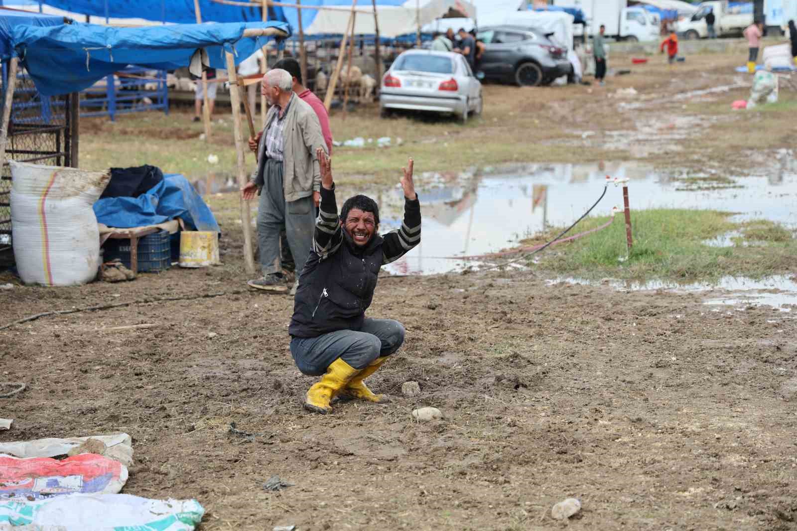 kurban pazarlarini su basti besiciler belediyeye isyan etti 3
