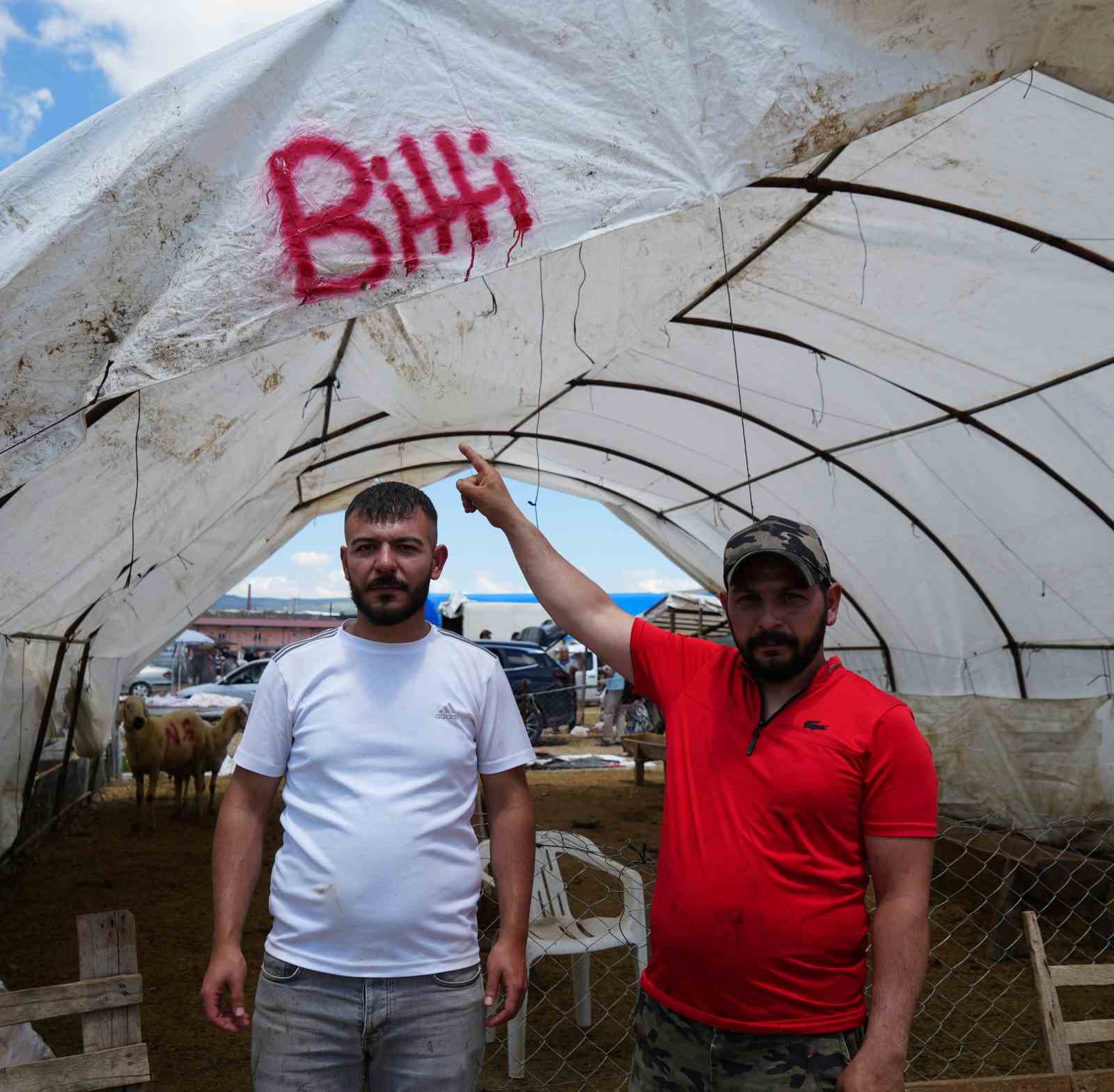 Kurbanlıklar alıcı buldu, yetiştirici bayrama mutlu girdi: "Dedikleri fiyata verdik, milleti kurbansız göndermedik" 4 kurbanliklar alici buldu yetistirici bayrama mutlu girdi dedikleri fiyata verdik milleti kurbansiz gondermedik 0 DLweVPYE
