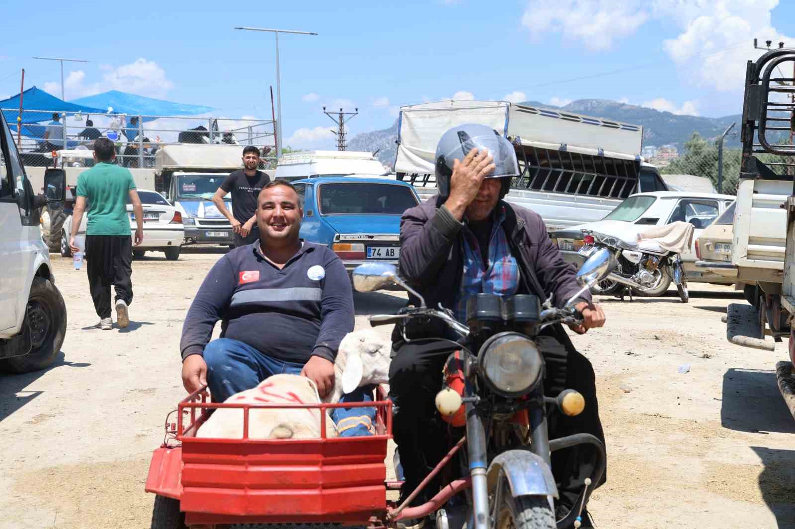Kurbanlıkları sepetli motosikletlerle taşıdılar 7 kurbanliklari sepetli motosikletlerle tasidilar 3 7qNtAat5
