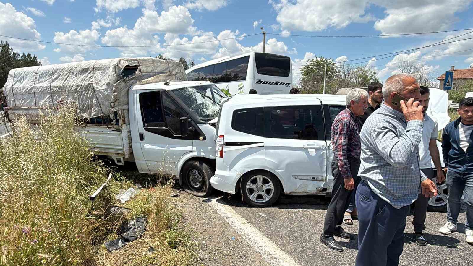 kurbanliklari tasiyan kamyonetle hafif ticari arac carpisti 1i agir 4 yarali 0 SYvb3Sbr