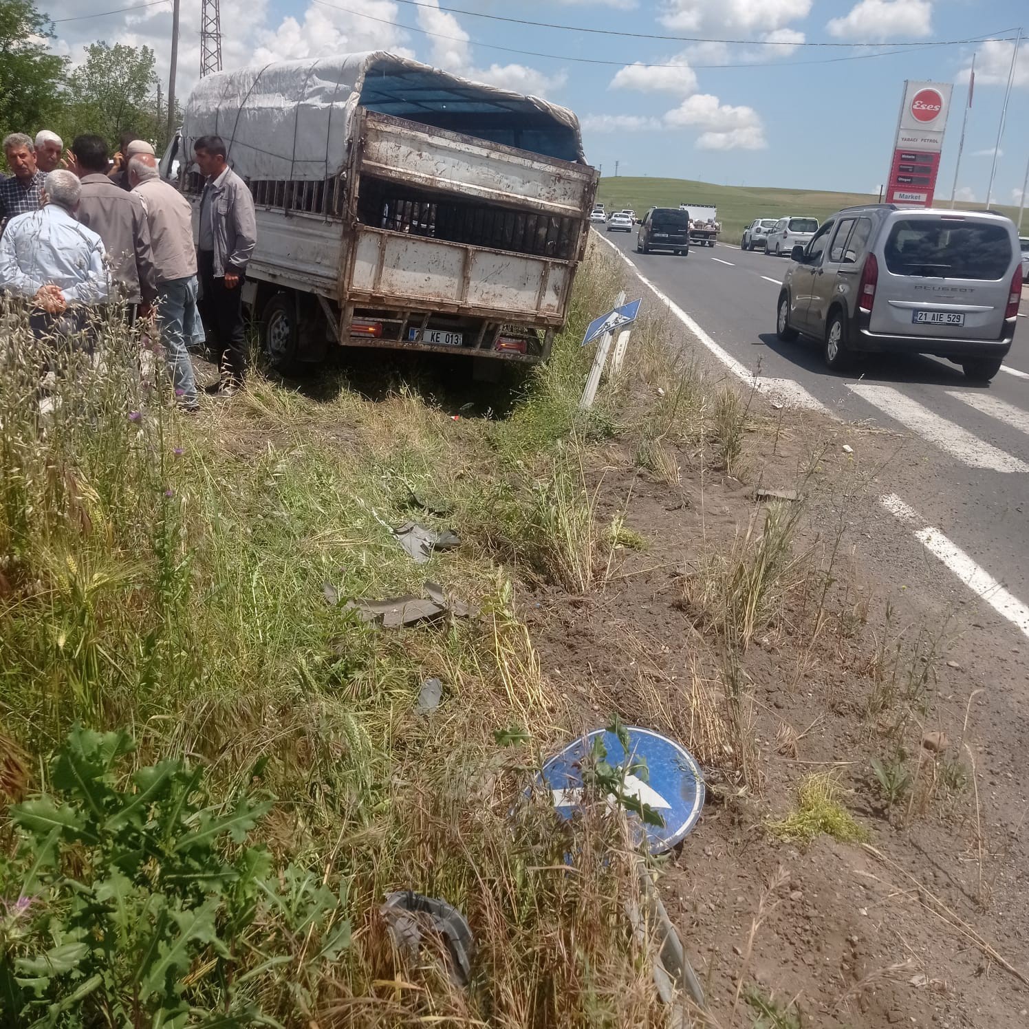 kurbanliklari tasiyan kamyonetle hafif ticari arac carpisti 1i agir 4 yarali 3 KXWkH3MV