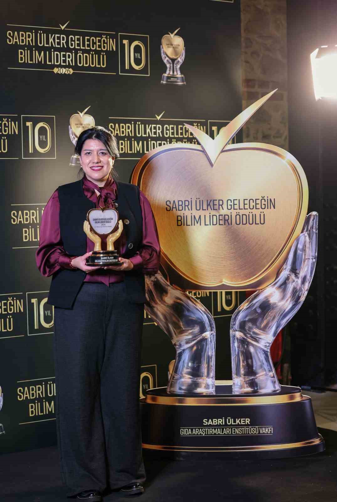 kuresellesen sabri ulker gelecegin bilim lideri odulunun 10uncusu siliye uzandi 6 D9J3hWuJ