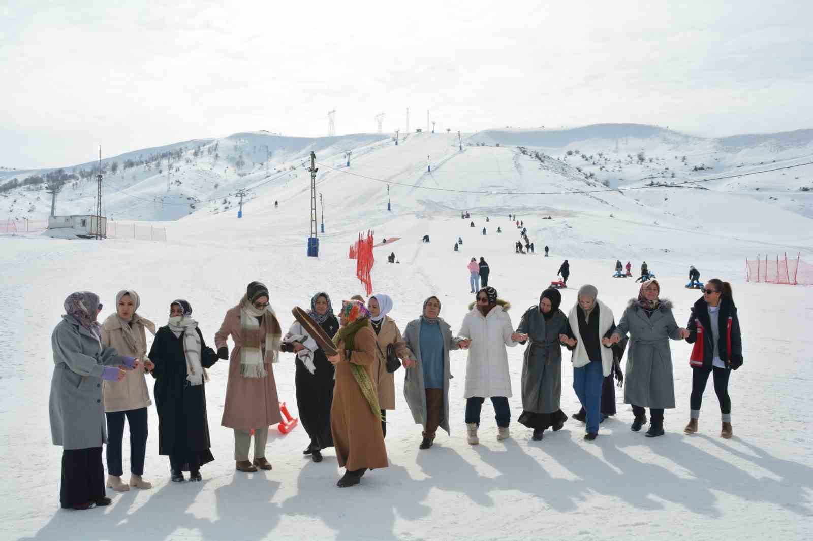 kursiyer kadinlar kizakla kayip halay cekmenin keyfini cikardi 0 QF8D6GNf