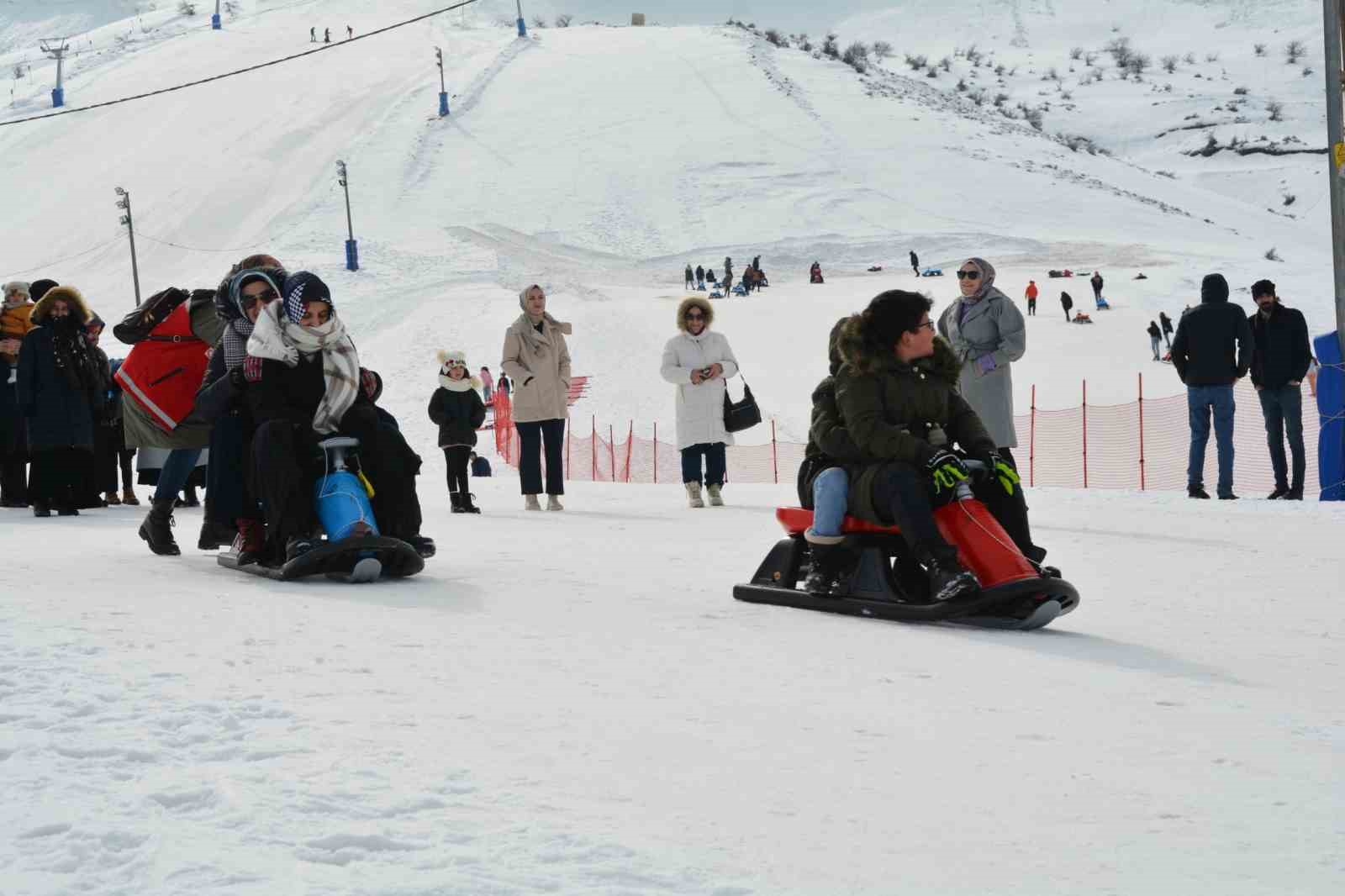 kursiyer kadinlar kizakla kayip halay cekmenin keyfini cikardi 1 fcig2ufg