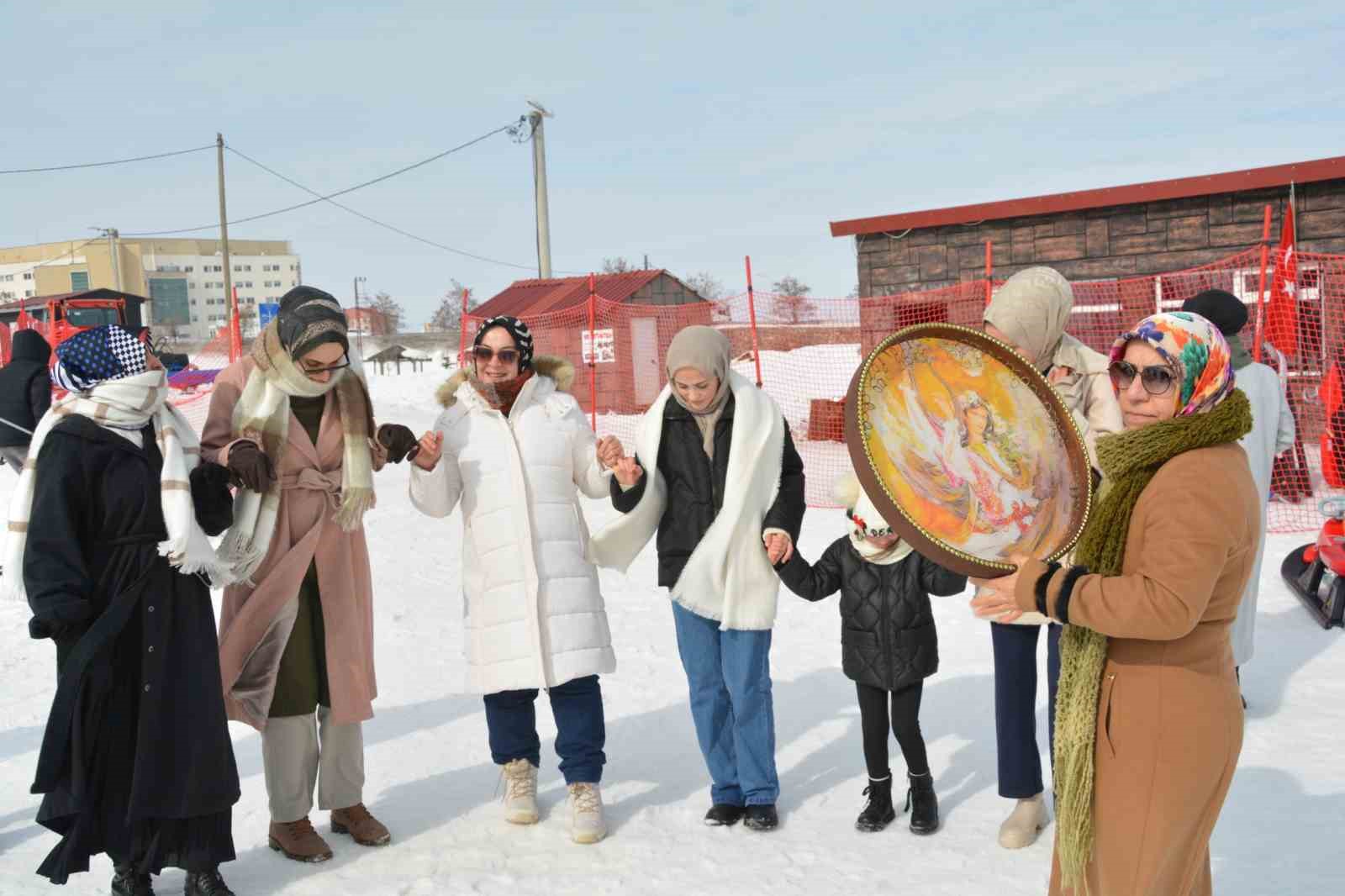 kursiyer kadinlar kizakla kayip halay cekmenin keyfini cikardi 11 inJ9IsdA