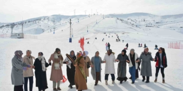 kursiyer-kadinlar-kizakla-kayip-halay-cekmenin-keyfini-cikardi-3EABnBCZ.jpg