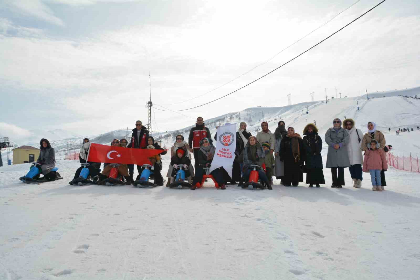kursiyer kadinlar kizakla kayip halay cekmenin keyfini cikardi 4
