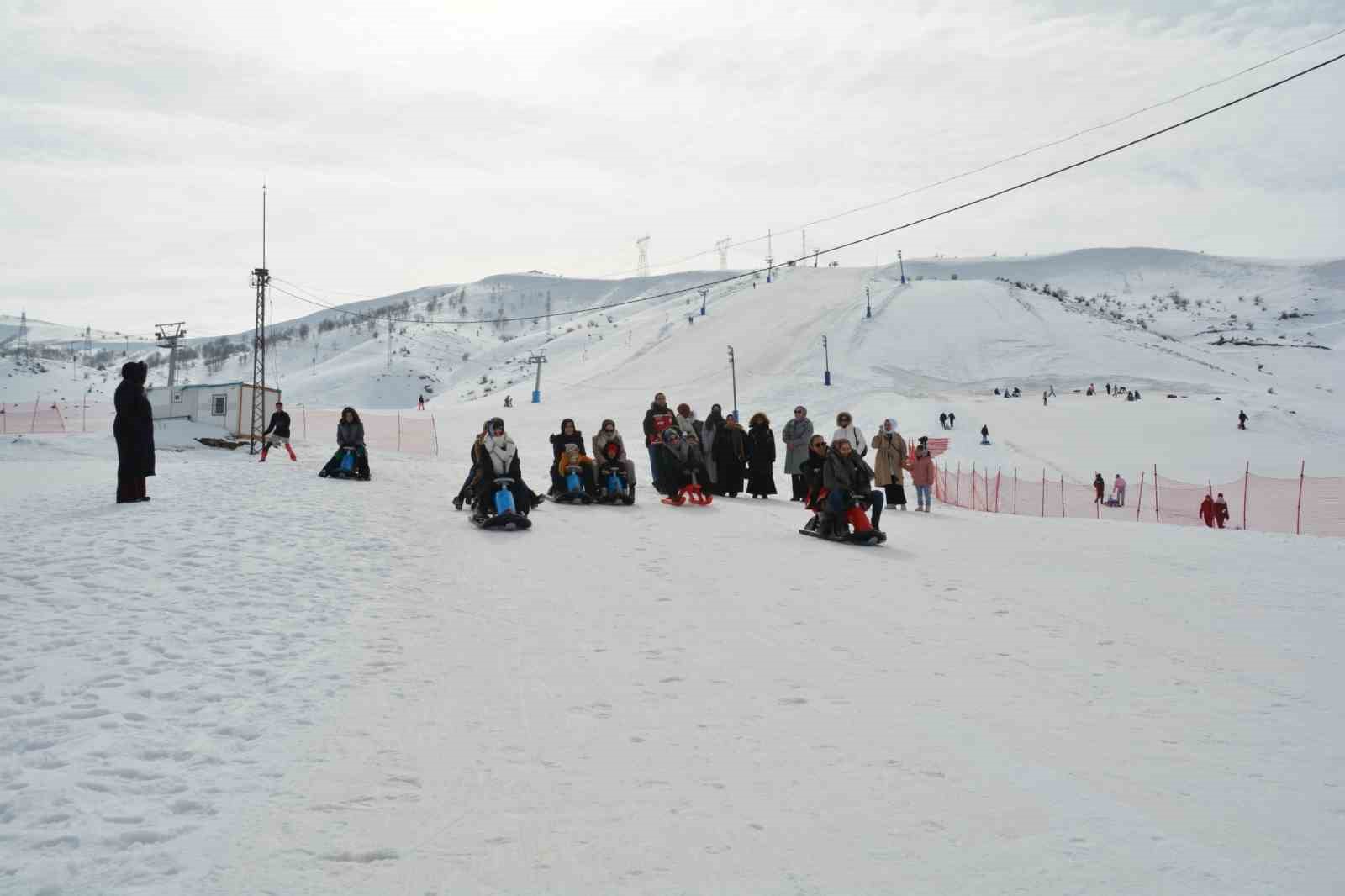 kursiyer kadinlar kizakla kayip halay cekmenin keyfini cikardi 5 3vQrsINK