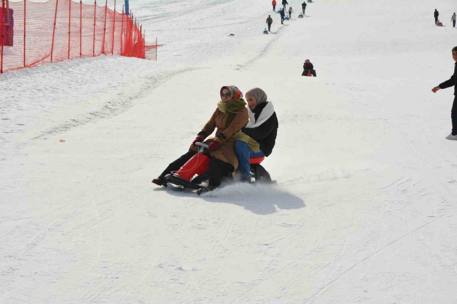 kursiyer kadinlar kizakla kayip halay cekmenin keyfini cikardi 6 W9aimHRM