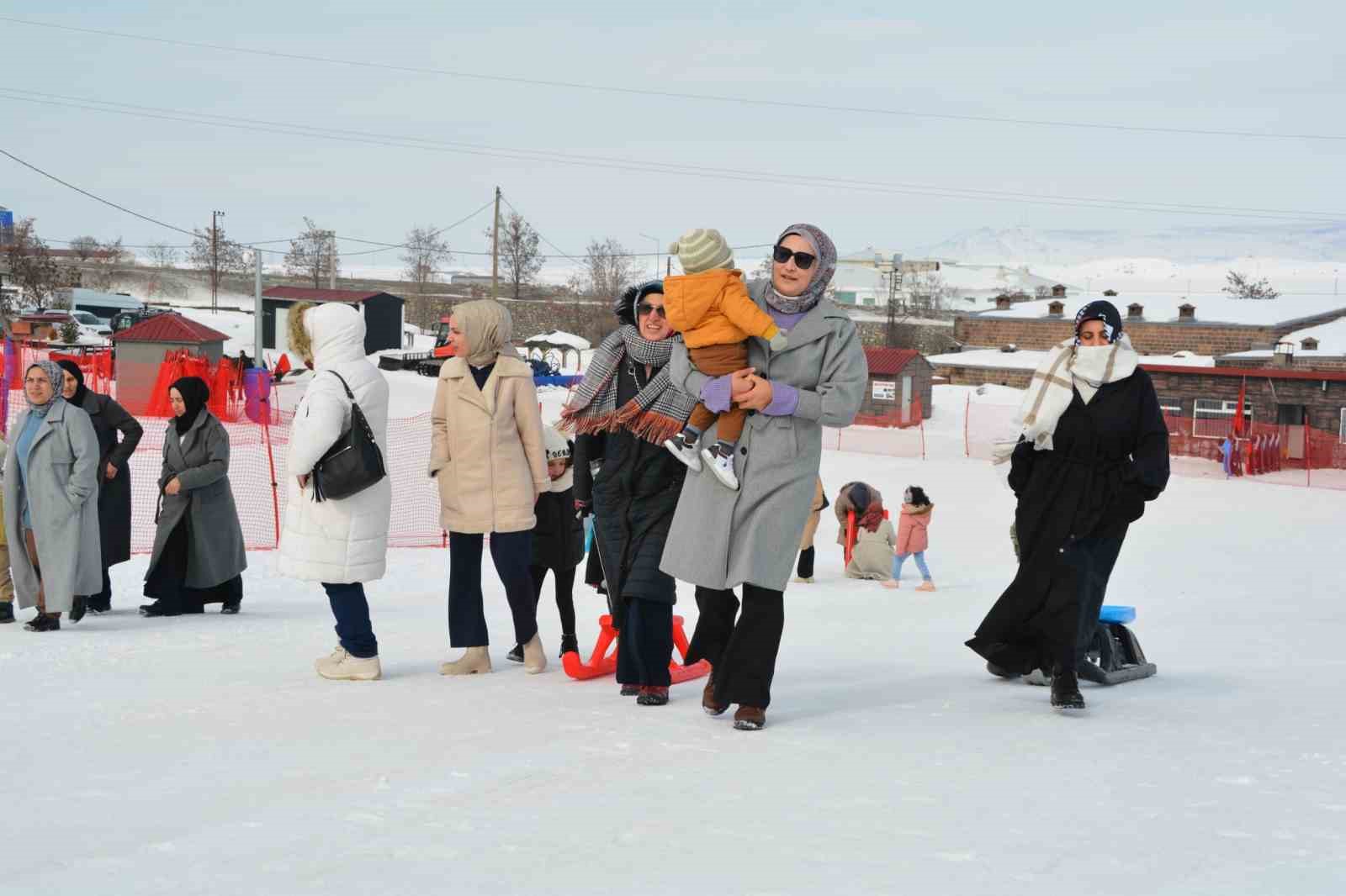 kursiyer kadinlar kizakla kayip halay cekmenin keyfini cikardi 8 8qlnvJWe