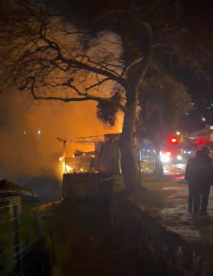 kursunlu sahilinde gece yarisi yangin panigi 4 dDjmIkqb