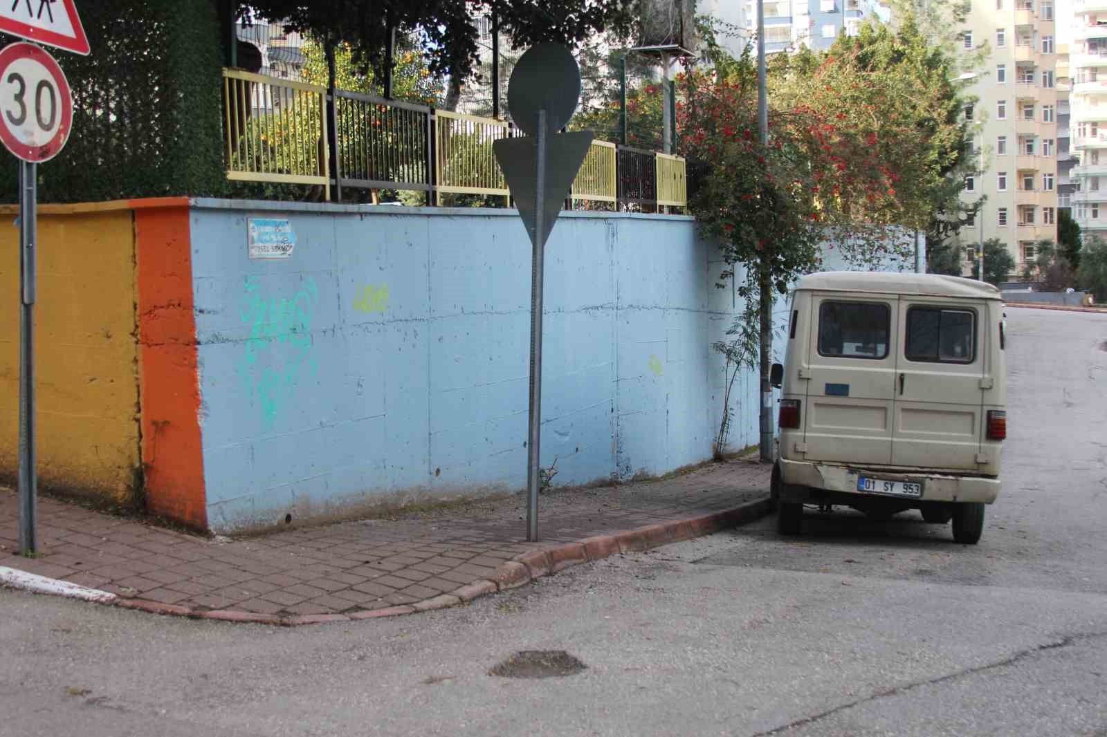 Kurt köpeklerinin saldırı anı kamerada: Küçük köpeği bulunan kadını yere düşürdüler 11 kurt kopeklerinin saldiri ani kamerada kucuk kopegi bulunan kadini yere dusurduler 7 eFJgFz5V