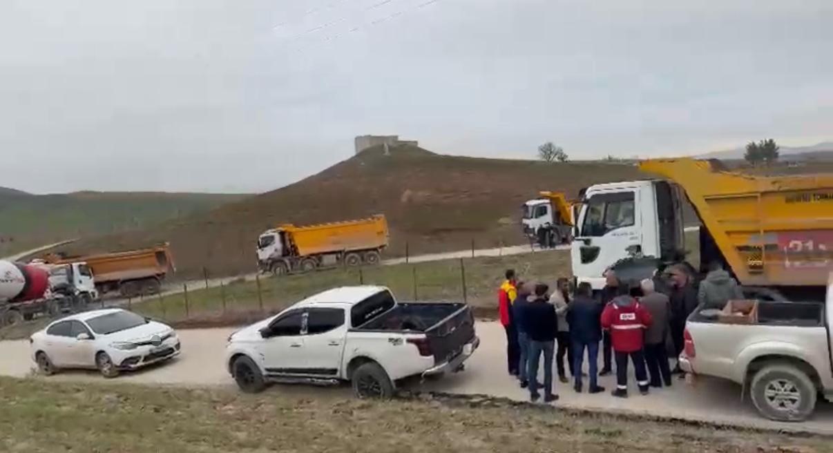 kurtalanda agir tonajli araclarin gecisine tepki gosteren koyluler yolu kapatti 0 Jccs3JSM