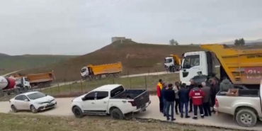 kurtalanda-agir-tonajli-araclarin-gecisine-tepki-gosteren-koyluler-yolu-kapatti-4OZIJLhG.jpg