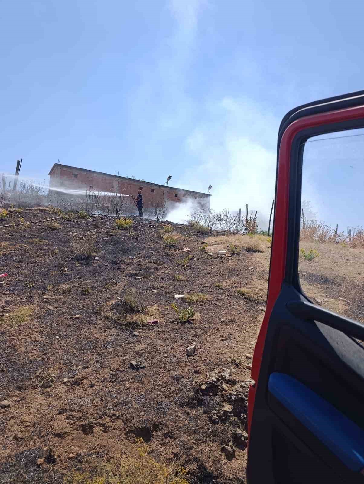 Kurtalan’da anız yangını bahçelere sıçradı 5 kurtalanda aniz yangini bahcelere sicradi 1 aVjvEL8e