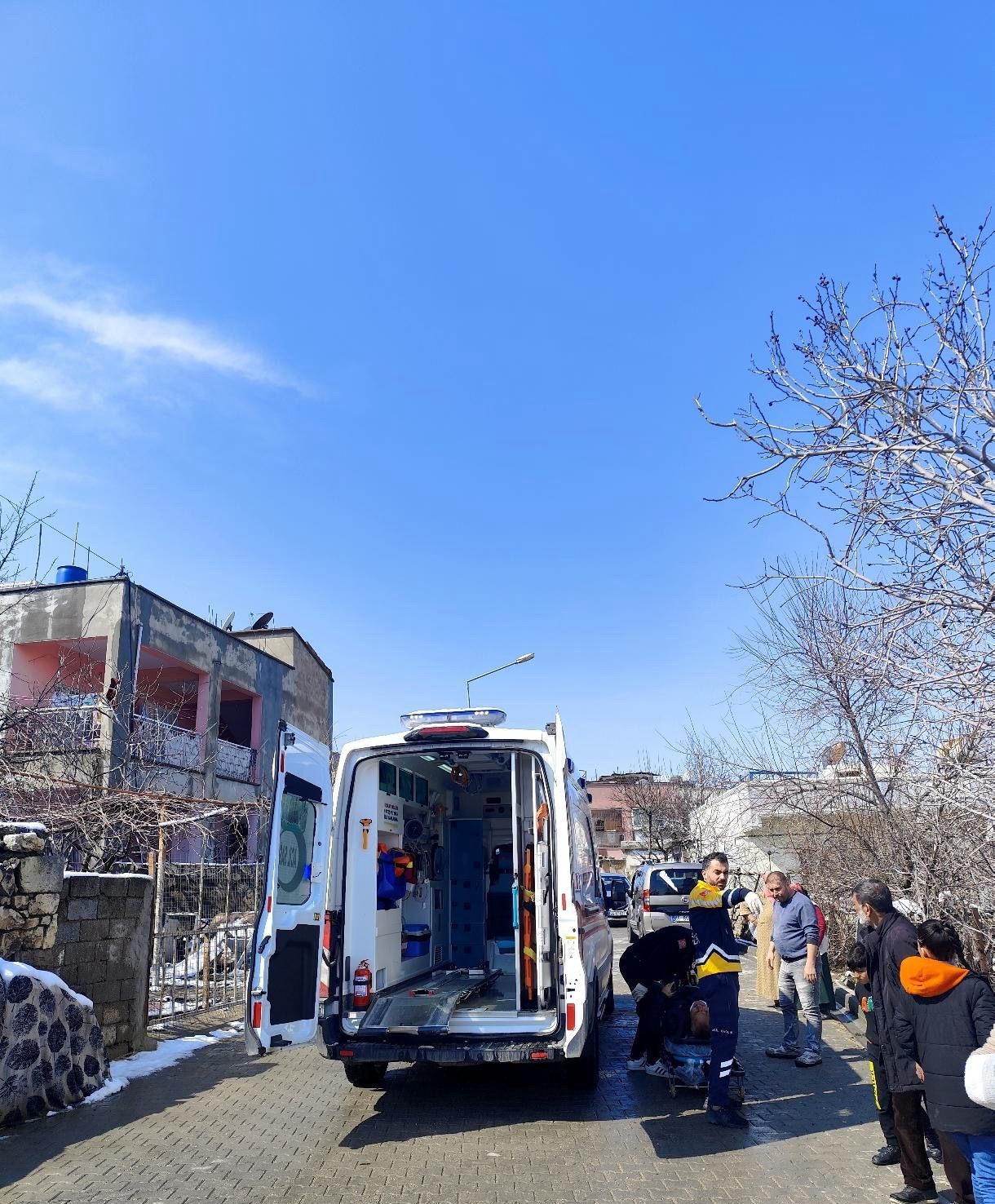 Kurtalan’da camiden çıktıktan sonra otomobilin çarptığı yaşlı adam yaralandı 5 kurtalanda camiden ciktiktan sonra otomobilin carptigi yasli adam yaralandi 1