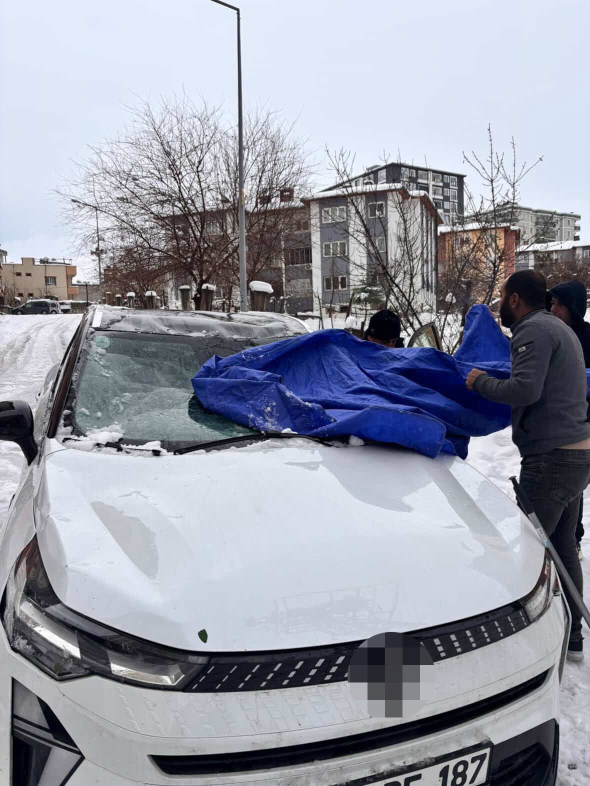 kurtalanda catidan dusen kar kutlesi araci kullanilamaz hale getirdi 2 QDL2M31d