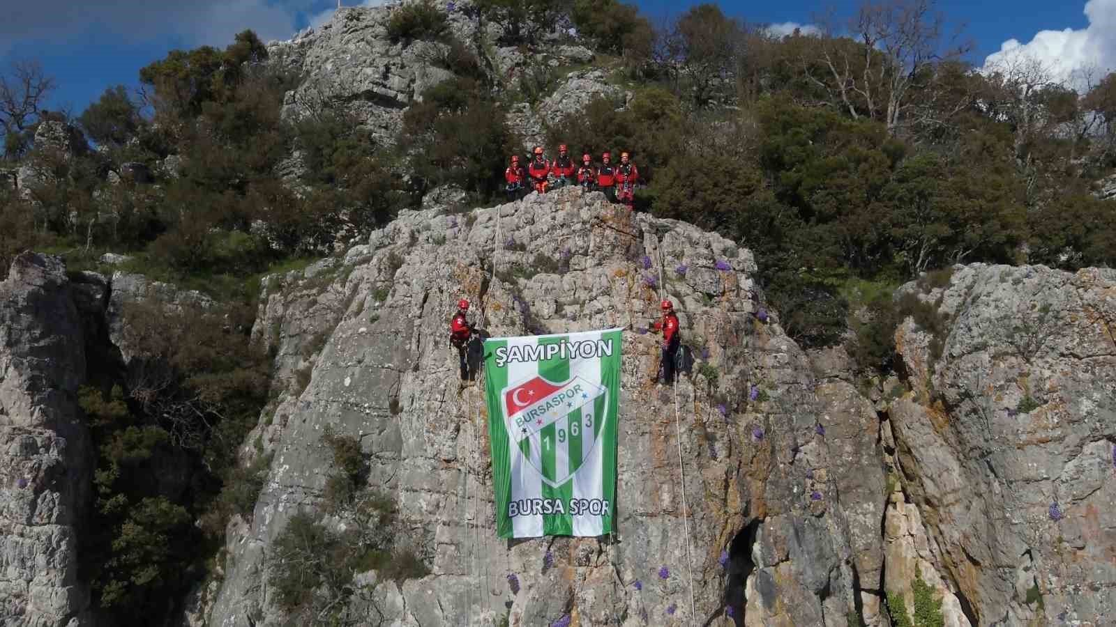 kurtarma ekipleri bursaspor bayragini zirvede dalgalandirdi 0 gbtvNVM5