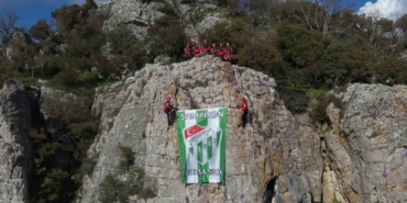 kurtarma-ekipleri-bursaspor-bayragini-zirvede-dalgalandirdi-kpWKHPMI.jpg