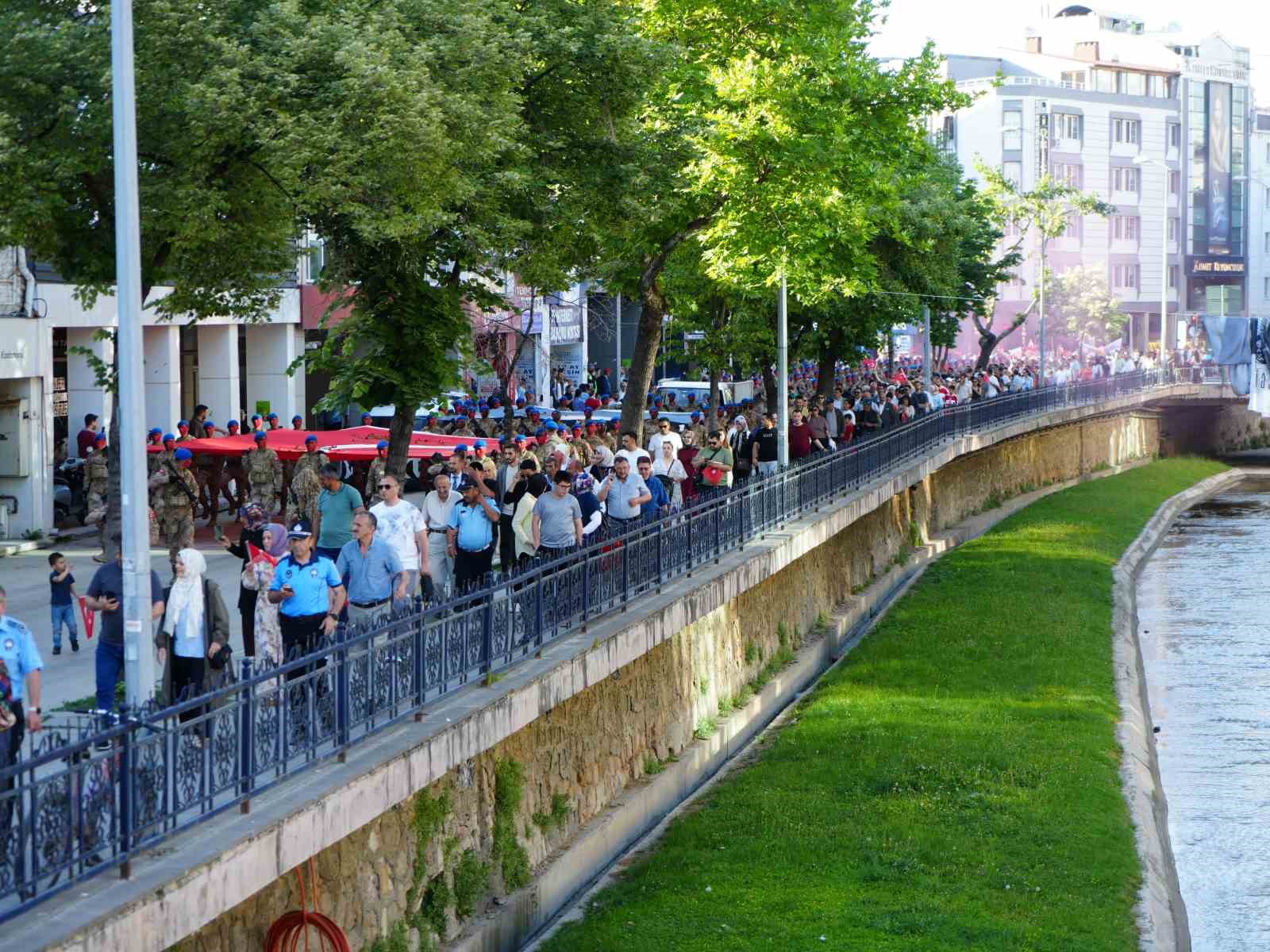 kurtulus savasindaki milli ruhu 95 kilometre yuruyerek yasattilar 2 2p7RimeY