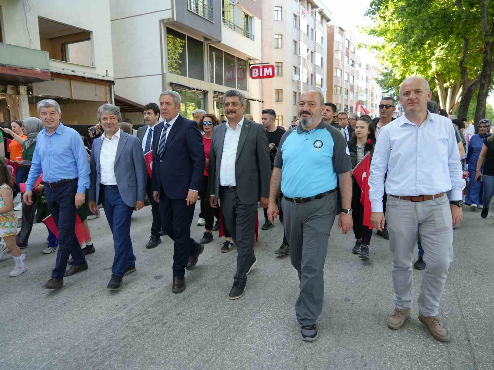 kurtulus savasindaki milli ruhu 95 kilometre yuruyerek yasattilar 8 edKBqvGa