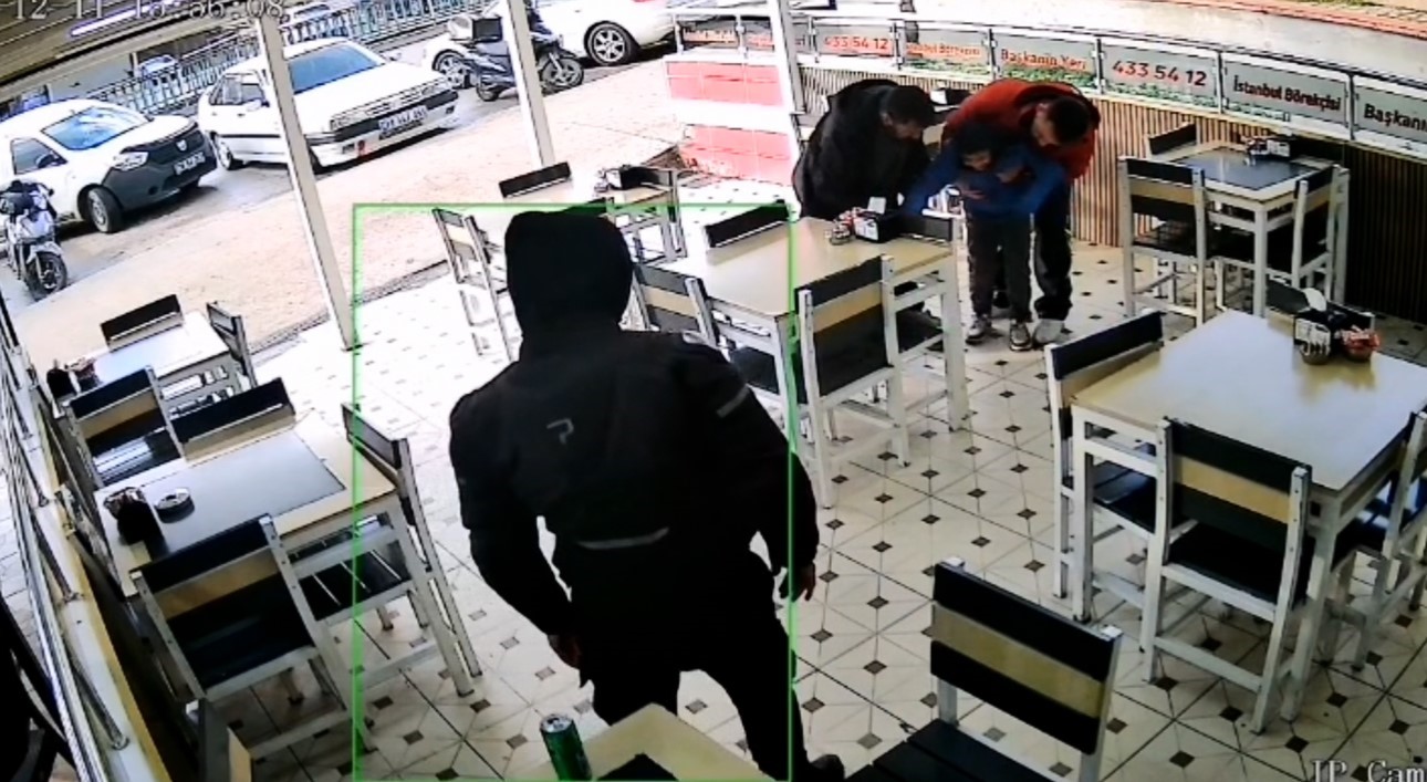 kurye heimlich manevrasiyla bogulan cocugu kurtardi o anlar kamerada 0 tXfy2Jzj