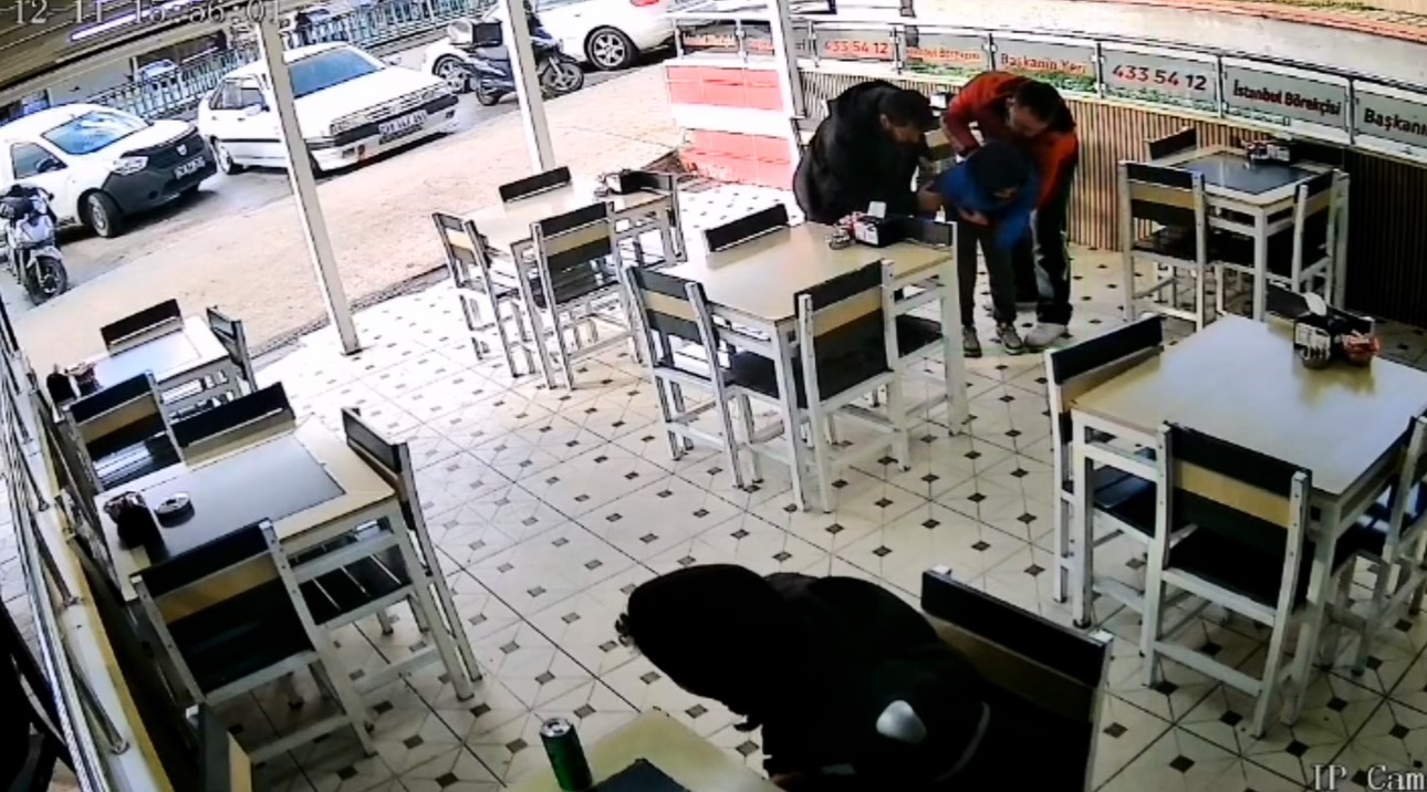 kurye heimlich manevrasiyla bogulan cocugu kurtardi o anlar kamerada 1 qK5PwtMO