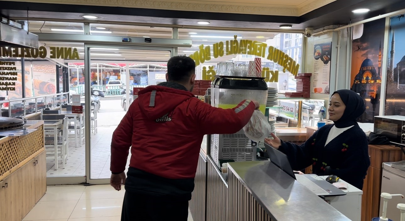 kurye heimlich manevrasiyla bogulan cocugu kurtardi o anlar kamerada 3