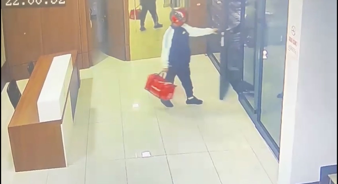 kurye kiligiyla girdiler silahla alikoydular ozel harekat kapilari kocbasiyla kirdi 0 UILesFaT