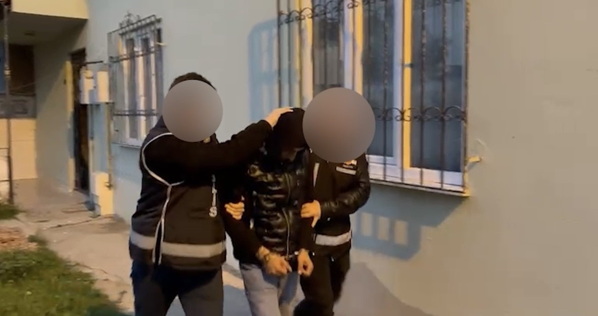 kurye kiligiyla girdiler silahla alikoydular ozel harekat kapilari kocbasiyla kirdi 1 pRbQtUJR