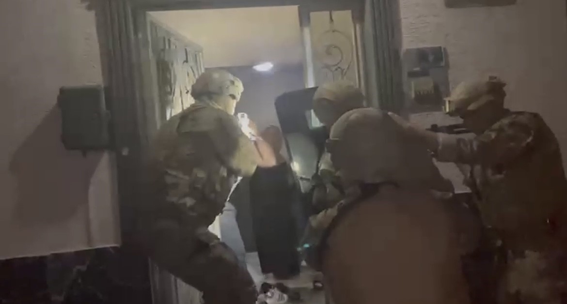 kurye kiligiyla girdiler silahla alikoydular ozel harekat kapilari kocbasiyla kirdi 3 y4LFAJdy