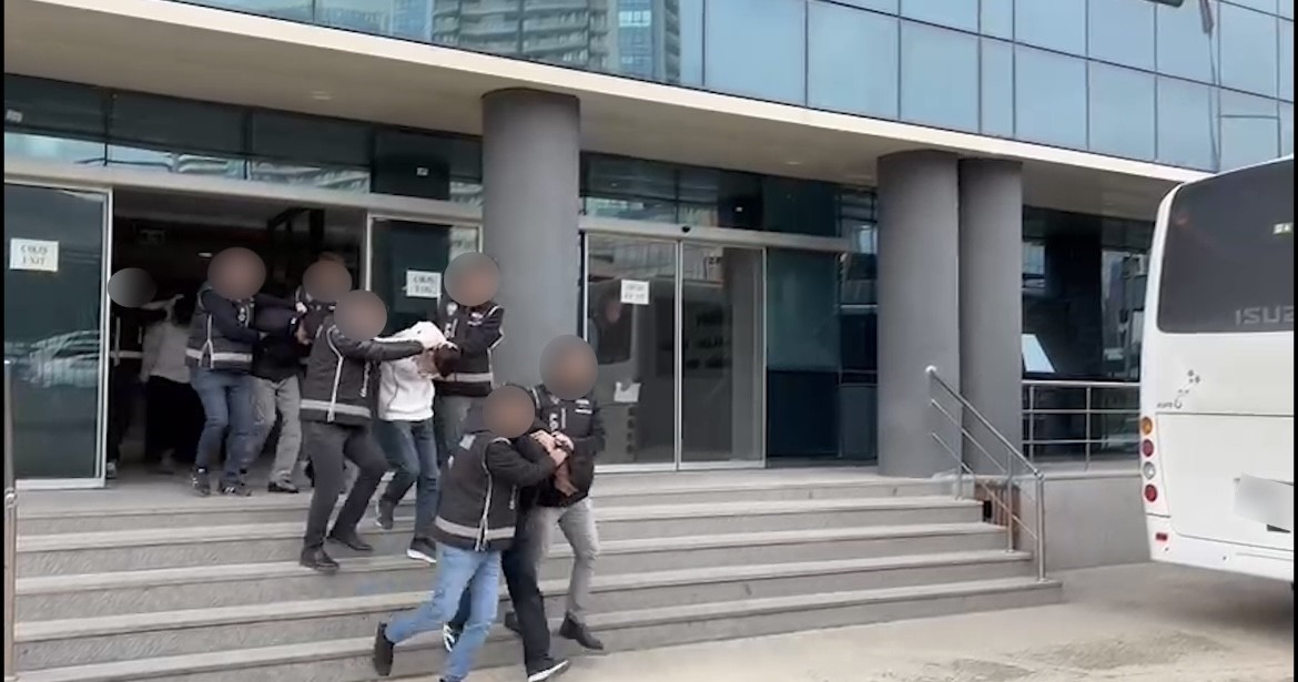 kurye kiligiyla girdiler silahla alikoydular ozel harekat kapilari kocbasiyla kirdi 4 n9n85qLn