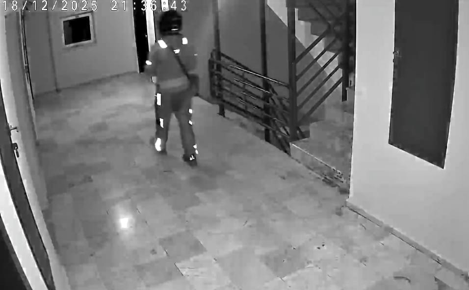kurye siparis getirdigi binaya tuvaletini yapti 0 5FhHc7yy