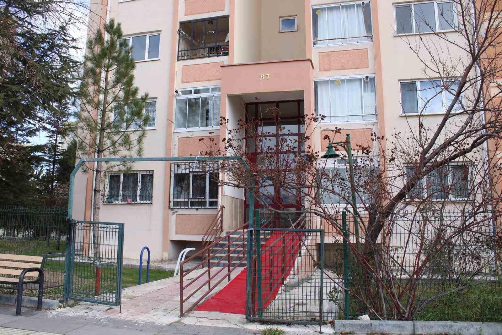 kurye siparis getirdigi binaya tuvaletini yapti 1 WSYyhdtk