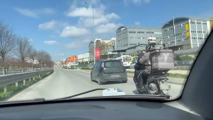 Kuryenin yardımına otomobil sürücüsü çekme halatıyla yetişti 4 kuryenin yardimina otomobil surucusu cekme halatiyla yetisti 0 OMIlPEr9