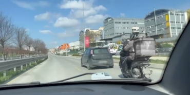 kuryenin-yardimina-otomobil-surucusu-cekme-halatiyla-yetisti-fpglmNtV.jpg