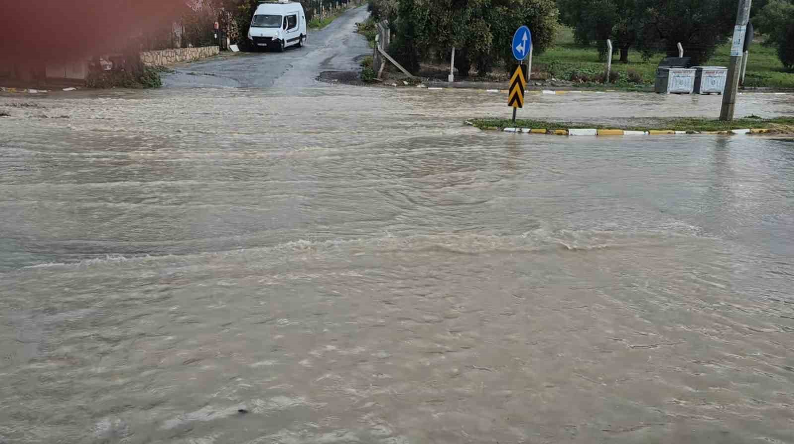 kusadasi 30 dakikada yagisa teslim oldu araclar sele kapildi 1 LjXJhVLb