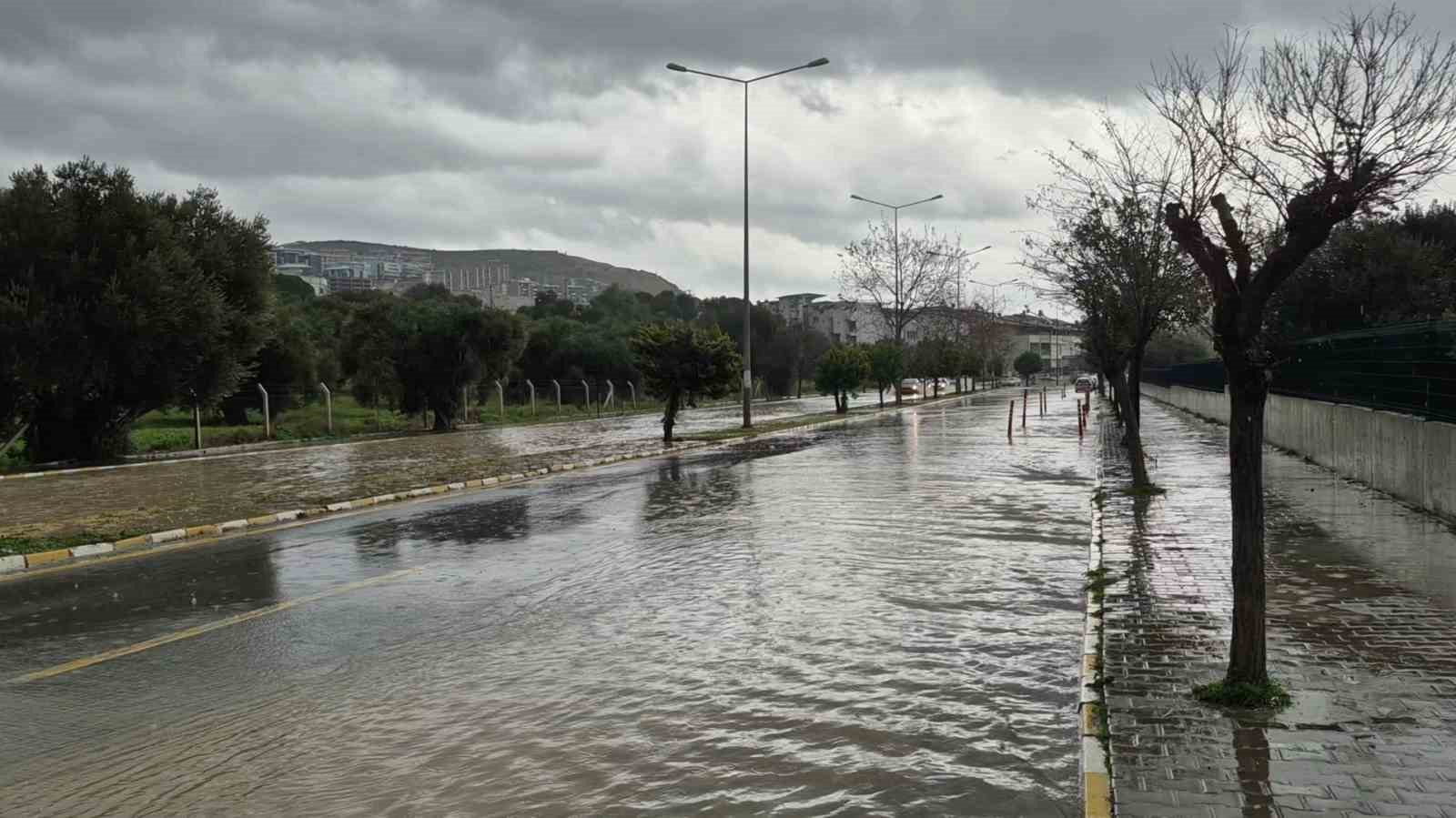 kusadasi 30 dakikada yagisa teslim oldu araclar sele kapildi 2 AtWj74jd