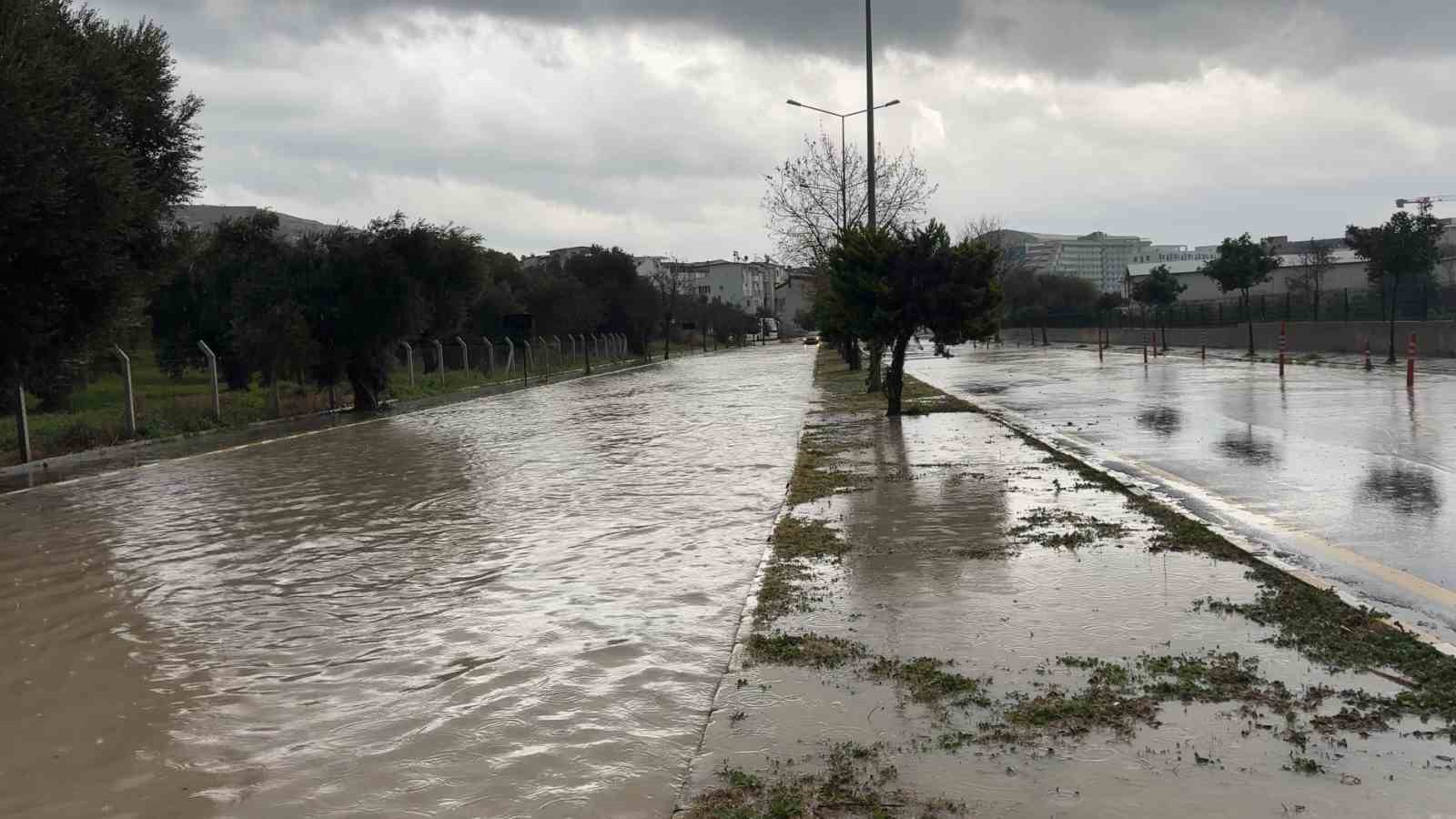 kusadasi 30 dakikada yagisa teslim oldu araclar sele kapildi 3 qQZbby3s
