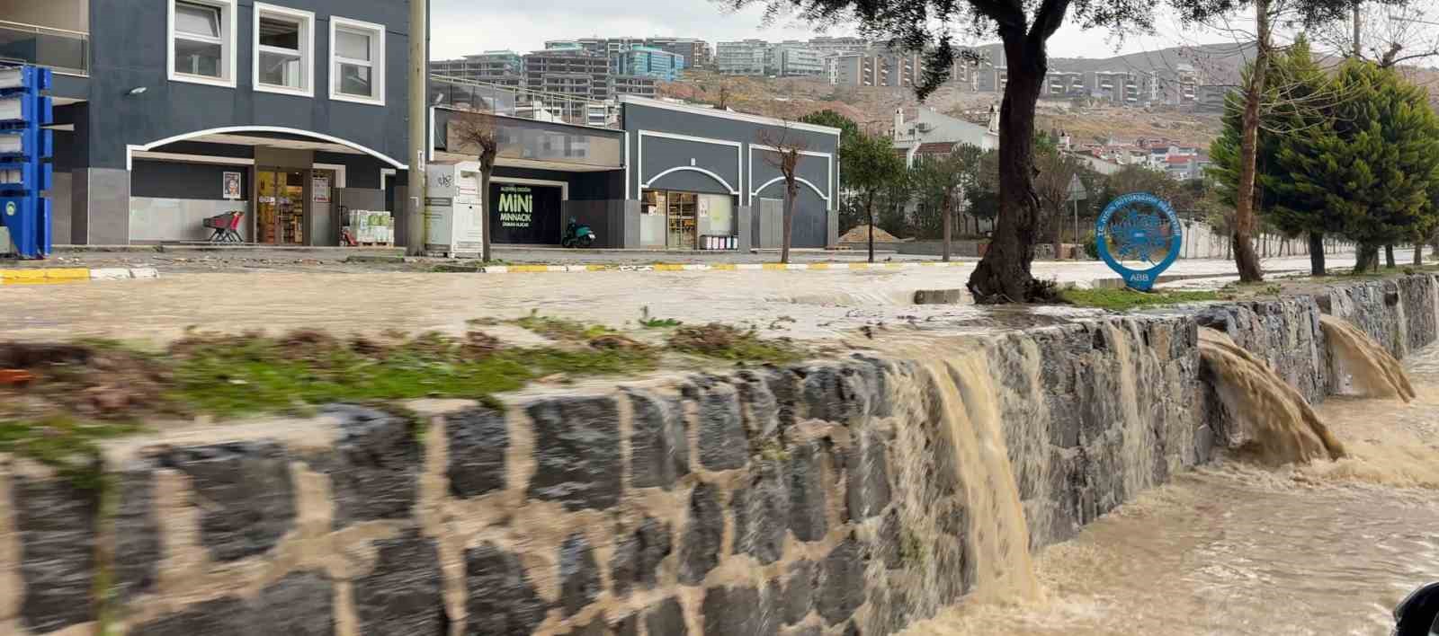 kusadasi 30 dakikada yagisa teslim oldu araclar sele kapildi 4 I14Slyq3